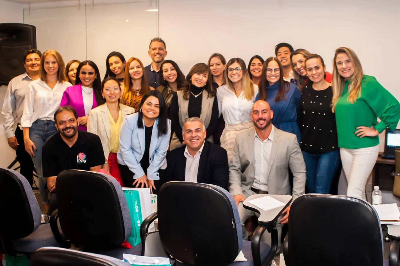 Caíque Turano em fotografia coletiva de encontro de formação