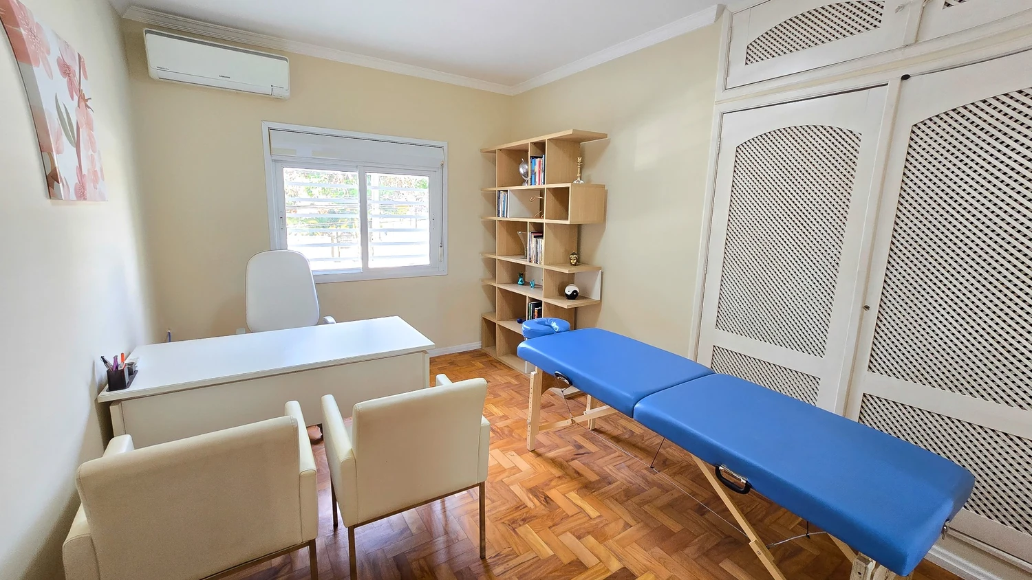 Sala do Instituto Turano, com mesa de atendimento e maca